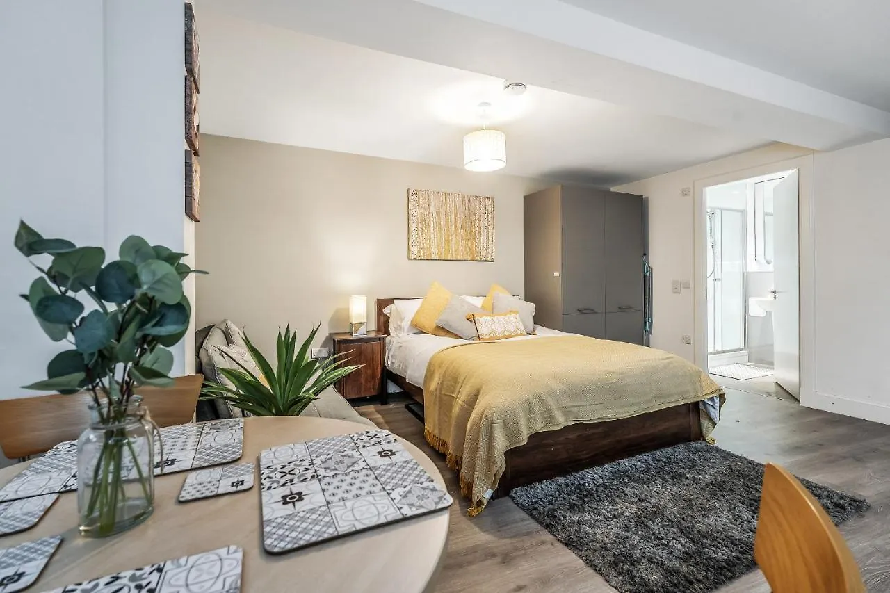 Spacious & Cosy Studio Flat In The Heart Of Edinburgh City Centre